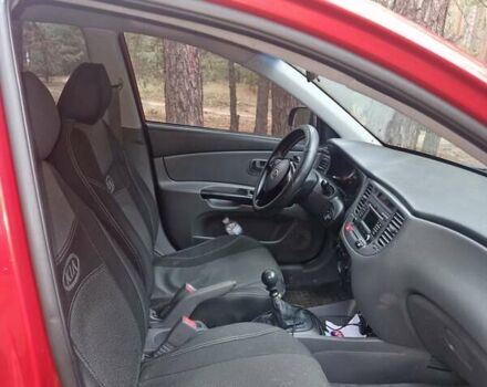 Красный Киа Рио, объемом двигателя 1.4 л и пробегом 275 тыс. км за 4250 $, фото 2 на Automoto.ua