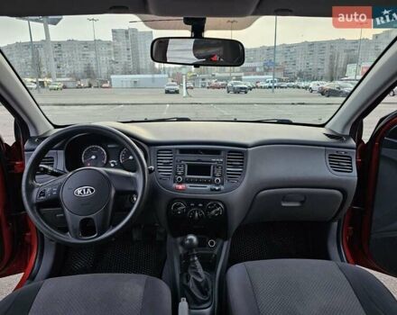 Красный Киа Рио, объемом двигателя 1.4 л и пробегом 180 тыс. км за 4500 $, фото 13 на Automoto.ua
