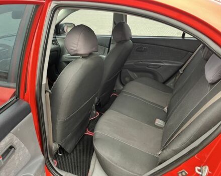 Червоний Кіа Ріо, об'ємом двигуна 1.4 л та пробігом 250 тис. км за 3800 $, фото 7 на Automoto.ua