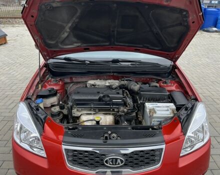 Червоний Кіа Ріо, об'ємом двигуна 1.4 л та пробігом 250 тис. км за 3800 $, фото 9 на Automoto.ua