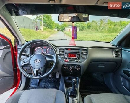Красный Киа Рио, объемом двигателя 1.4 л и пробегом 300 тыс. км за 4200 $, фото 13 на Automoto.ua