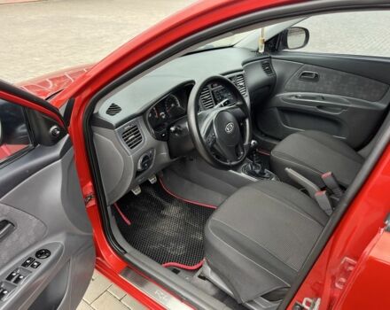 Червоний Кіа Ріо, об'ємом двигуна 1.4 л та пробігом 250 тис. км за 3800 $, фото 6 на Automoto.ua