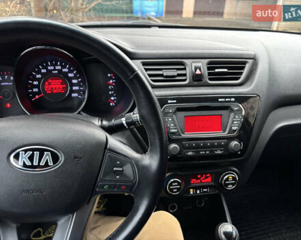 Червоний Кіа Ріо, об'ємом двигуна 1.6 л та пробігом 35 тис. км за 9998 $, фото 7 на Automoto.ua