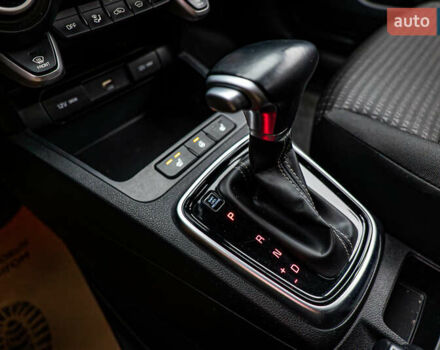 Червоний Кіа Ріо, об'ємом двигуна 1.6 л та пробігом 56 тис. км за 15556 $, фото 17 на Automoto.ua