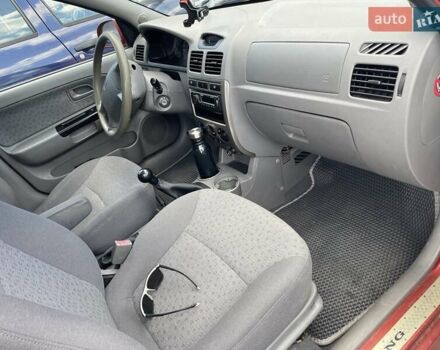 Червоний Кіа Ріо, об'ємом двигуна 1.5 л та пробігом 202 тис. км за 3200 $, фото 7 на Automoto.ua