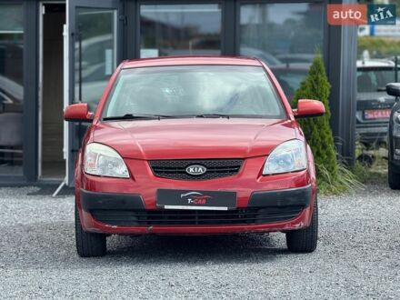 Красный Киа Рио, объемом двигателя 1.4 л и пробегом 280 тыс. км за 2900 $, фото 1 на Automoto.ua