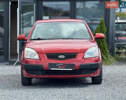 Красный Киа Рио, объемом двигателя 1.4 л и пробегом 280 тыс. км за 2900 $, фото 1 на Automoto.ua