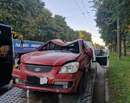 Красный Киа Рио, объемом двигателя 1.4 л и пробегом 370 тыс. км за 750 $, фото 1 на Automoto.ua
