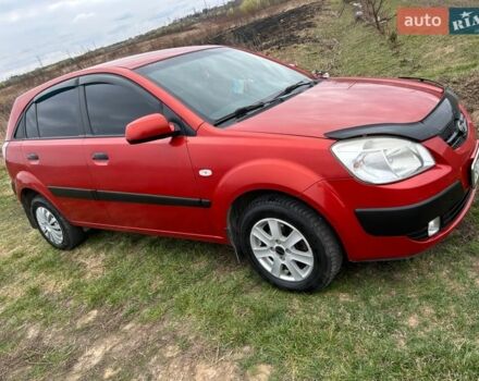 Красный Киа Рио, объемом двигателя 1.4 л и пробегом 230 тыс. км за 3900 $, фото 1 на Automoto.ua