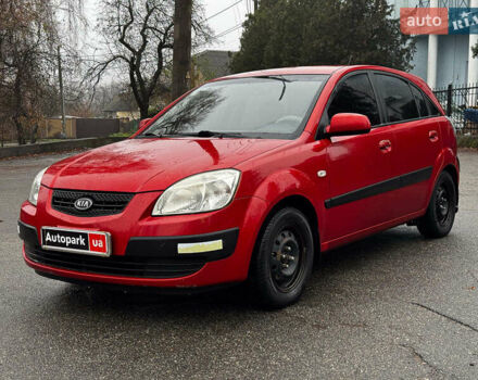 Красный Киа Рио, объемом двигателя 1.4 л и пробегом 189 тыс. км за 6490 $, фото 1 на Automoto.ua