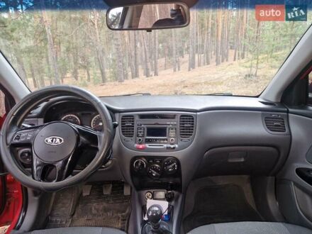 Красный Киа Рио, объемом двигателя 1.4 л и пробегом 275 тыс. км за 4250 $, фото 1 на Automoto.ua