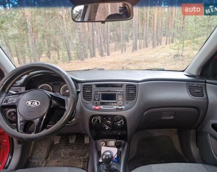 Красный Киа Рио, объемом двигателя 1.4 л и пробегом 275 тыс. км за 4250 $, фото 1 на Automoto.ua