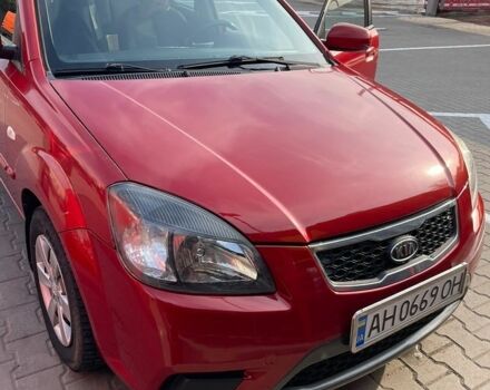 Красный Киа Рио, объемом двигателя 1.4 л и пробегом 268 тыс. км за 3700 $, фото 1 на Automoto.ua