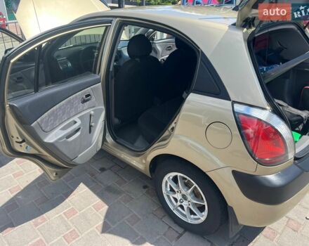 Желтый Киа Рио, объемом двигателя 1.4 л и пробегом 221 тыс. км за 4300 $, фото 4 на Automoto.ua