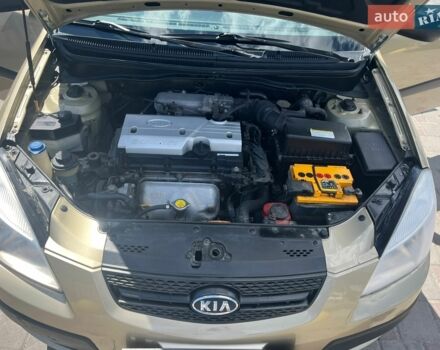 Желтый Киа Рио, объемом двигателя 1.4 л и пробегом 221 тыс. км за 4300 $, фото 1 на Automoto.ua
