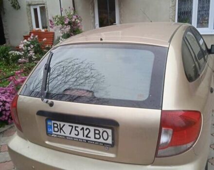 Желтый Киа Рио, объемом двигателя 1.34 л и пробегом 214 тыс. км за 2700 $, фото 5 на Automoto.ua