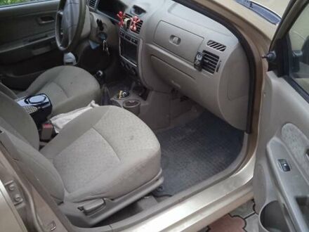 Желтый Киа Рио, объемом двигателя 1.34 л и пробегом 214 тыс. км за 2700 $, фото 1 на Automoto.ua