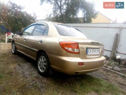 Желтый Киа Рио, объемом двигателя 1.3 л и пробегом 150 тыс. км за 3950 $, фото 1 на Automoto.ua