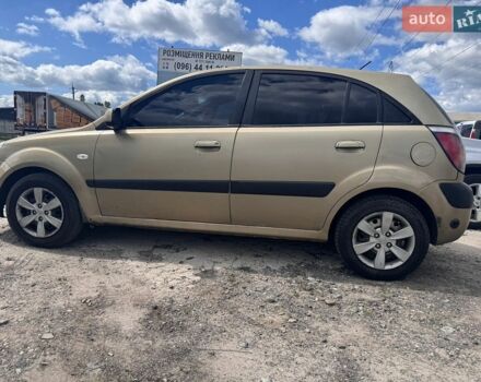Желтый Киа Рио, объемом двигателя 1.4 л и пробегом 336 тыс. км за 3600 $, фото 1 на Automoto.ua