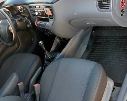 Серый Киа Рио, объемом двигателя 1.4 л и пробегом 216 тыс. км за 3600 $, фото 11 на Automoto.ua