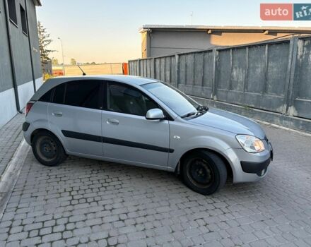 Сірий Кіа Ріо, об'ємом двигуна 1.49 л та пробігом 290 тис. км за 3450 $, фото 5 на Automoto.ua