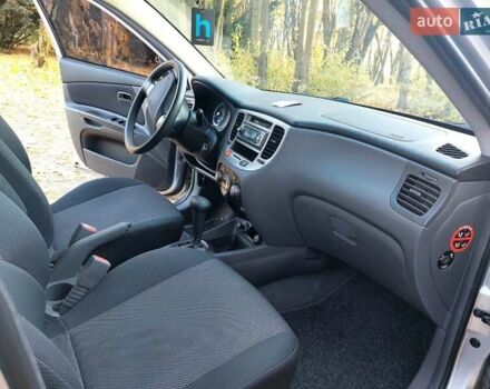Серый Киа Рио, объемом двигателя 1.6 л и пробегом 176 тыс. км за 5700 $, фото 1 на Automoto.ua