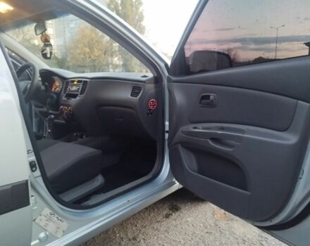 Серый Киа Рио, объемом двигателя 1.4 л и пробегом 267 тыс. км за 4600 $, фото 7 на Automoto.ua
