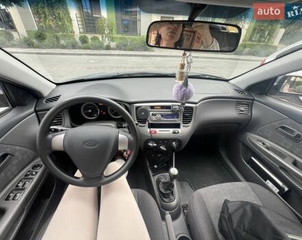 Сірий Кіа Ріо, об'ємом двигуна 1.4 л та пробігом 290 тис. км за 5006 $, фото 5 на Automoto.ua