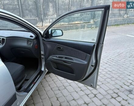 Сірий Кіа Ріо, об'ємом двигуна 1.49 л та пробігом 290 тис. км за 3450 $, фото 11 на Automoto.ua