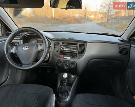 Серый Киа Рио, объемом двигателя 1.4 л и пробегом 284 тыс. км за 2699 $, фото 6 на Automoto.ua