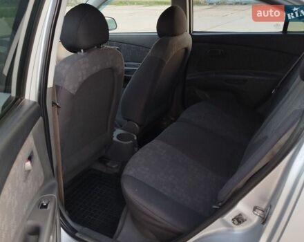 Сірий Кіа Ріо, об'ємом двигуна 1.4 л та пробігом 148 тис. км за 4950 $, фото 6 на Automoto.ua