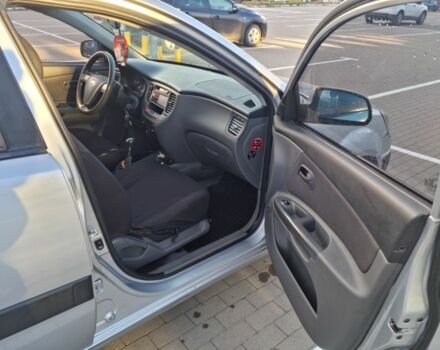 Серый Киа Рио, объемом двигателя 1.4 л и пробегом 200 тыс. км за 4200 $, фото 4 на Automoto.ua