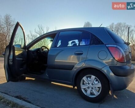 Серый Киа Рио, объемом двигателя 1.4 л и пробегом 357 тыс. км за 3800 $, фото 2 на Automoto.ua