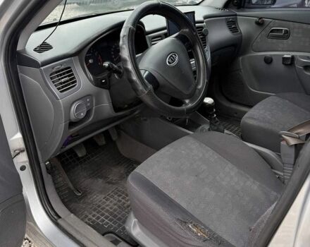 Сірий Кіа Ріо, об'ємом двигуна 1.4 л та пробігом 300 тис. км за 2750 $, фото 7 на Automoto.ua