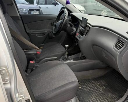 Серый Киа Рио, объемом двигателя 1.4 л и пробегом 300 тыс. км за 3200 $, фото 3 на Automoto.ua