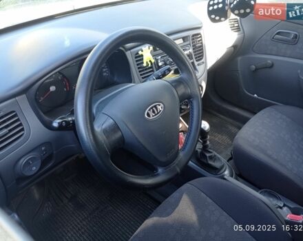 Сірий Кіа Ріо, об'ємом двигуна 1.4 л та пробігом 190 тис. км за 3900 $, фото 4 на Automoto.ua