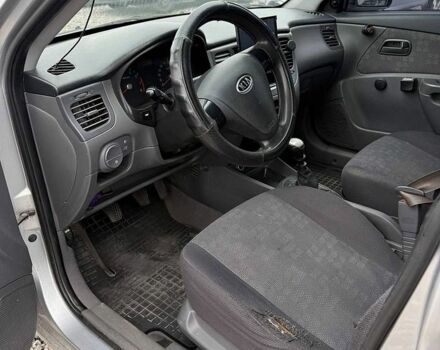 Серый Киа Рио, объемом двигателя 1.4 л и пробегом 300 тыс. км за 3200 $, фото 7 на Automoto.ua