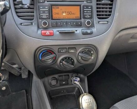 Серый Киа Рио, объемом двигателя 1.4 л и пробегом 177 тыс. км за 4650 $, фото 12 на Automoto.ua