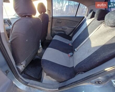 Серый Киа Рио, объемом двигателя 1.4 л и пробегом 357 тыс. км за 3800 $, фото 9 на Automoto.ua