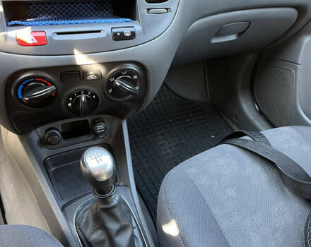 Серый Киа Рио, объемом двигателя 1.4 л и пробегом 140 тыс. км за 5300 $, фото 4 на Automoto.ua