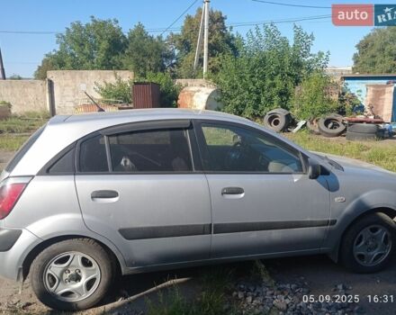 Сірий Кіа Ріо, об'ємом двигуна 1.4 л та пробігом 190 тис. км за 3900 $, фото 1 на Automoto.ua