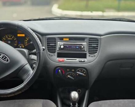 Серый Киа Рио, объемом двигателя 1.4 л и пробегом 130 тыс. км за 4500 $, фото 4 на Automoto.ua