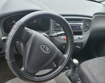 Серый Киа Рио, объемом двигателя 1.4 л и пробегом 130 тыс. км за 4500 $, фото 7 на Automoto.ua