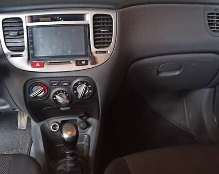 Серый Киа Рио, объемом двигателя 1.4 л и пробегом 220 тыс. км за 4200 $, фото 12 на Automoto.ua