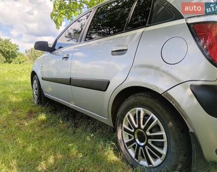 Серый Киа Рио, объемом двигателя 1.4 л и пробегом 220 тыс. км за 3699 $, фото 2 на Automoto.ua