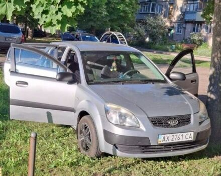 Серый Киа Рио, объемом двигателя 1.4 л и пробегом 240 тыс. км за 5000 $, фото 2 на Automoto.ua