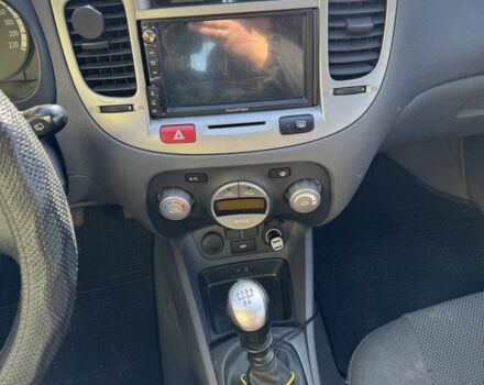 Серый Киа Рио, объемом двигателя 1.4 л и пробегом 196 тыс. км за 4450 $, фото 14 на Automoto.ua