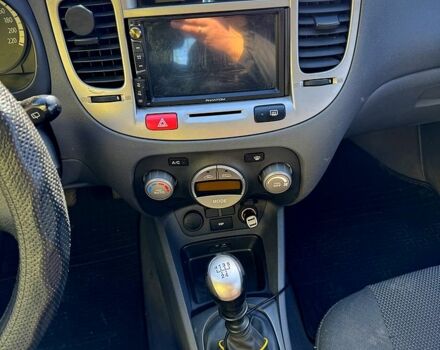 Серый Киа Рио, объемом двигателя 1.4 л и пробегом 196 тыс. км за 4450 $, фото 10 на Automoto.ua