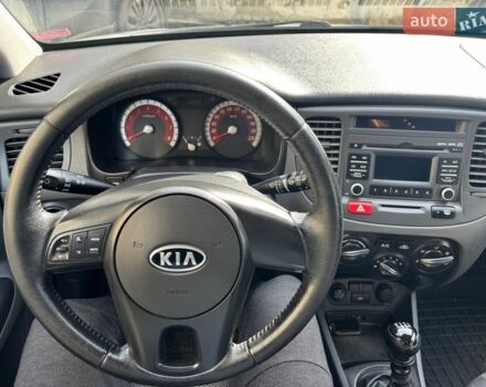 Сірий Кіа Ріо, об'ємом двигуна 1.4 л та пробігом 165 тис. км за 4600 $, фото 14 на Automoto.ua