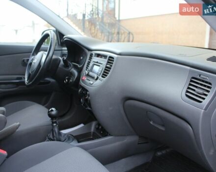 Сірий Кіа Ріо, об'ємом двигуна 1.4 л та пробігом 165 тис. км за 5590 $, фото 91 на Automoto.ua